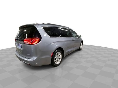 Used 2020 Chrysler Pacifica Limited image 2