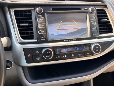 Used 2019 Toyota Highlander Limited FWD image 17