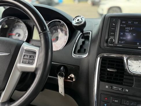 Used 2015 Chrysler Town & Country Limited FWD image 9