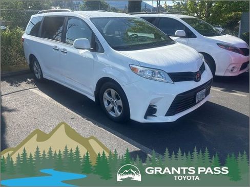 Used 2019 Toyota Sienna L FWD image 1