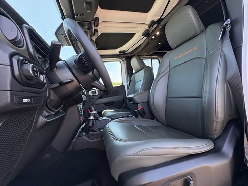 Used 2025 Jeep Gladiator Mojave AWD/4WD image 12