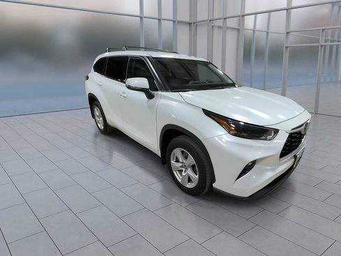 Used 2022 Toyota Highlander LE image 9