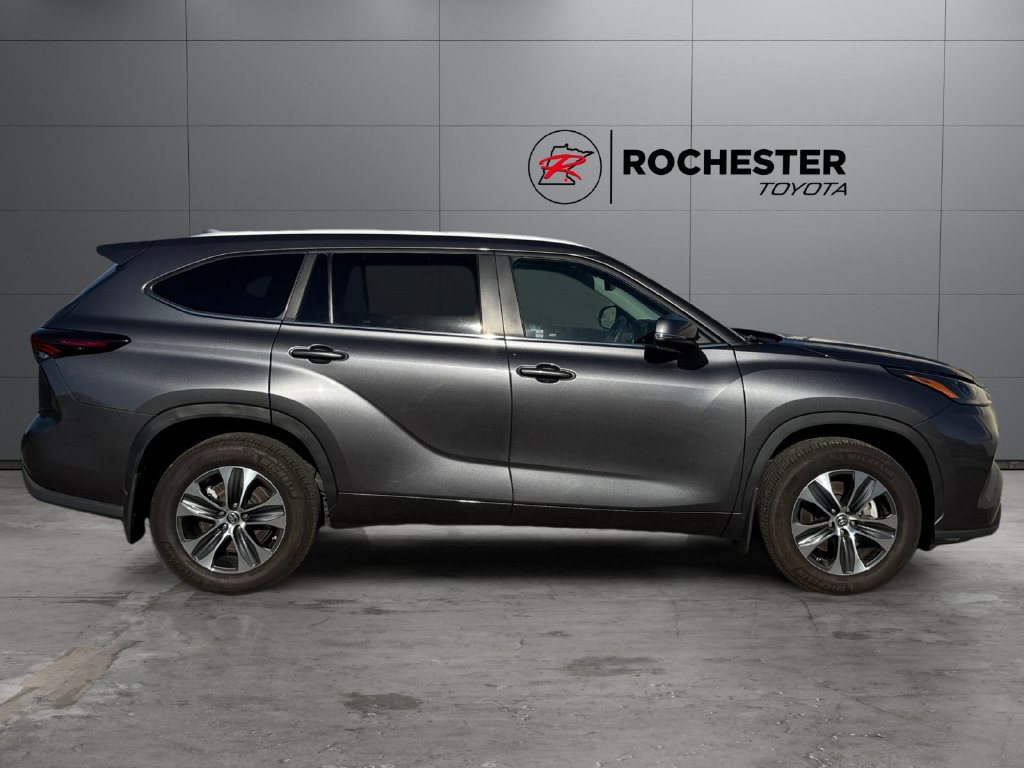 Used 2024 Toyota Highlander XLE AWD/4WD image 6