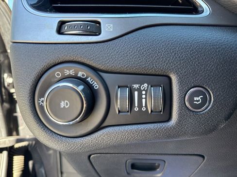 Used 2019 Jeep Cherokee Limited AWD/4WD image 25