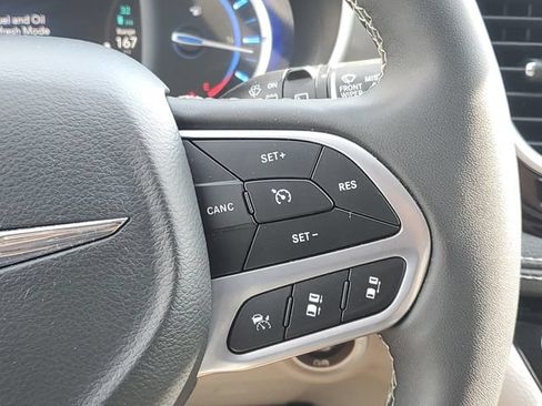 Used 2024 Chrysler Pacifica Limited FWD image 23