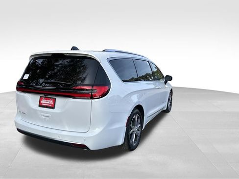 Used 2026 Chrysler Pacifica Pinnacle FWD image 7
