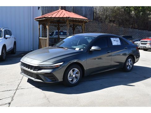 New 2026 Hyundai Elantra SE image 1