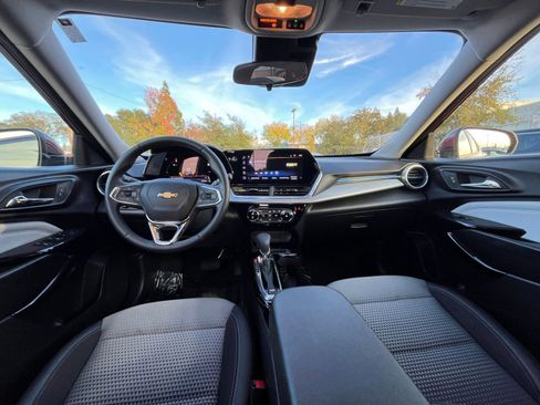 Used 2025 Chevrolet Trax LT w/ LT Convenience Package image 31