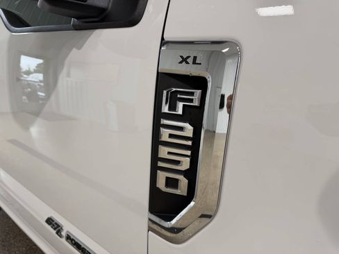 Used 2018 Ford F250 XL w/ Power Equipment Group AWD/4WD image 9