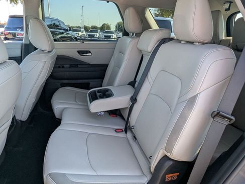 Used 2025 Nissan Pathfinder SL AWD/4WD image 28