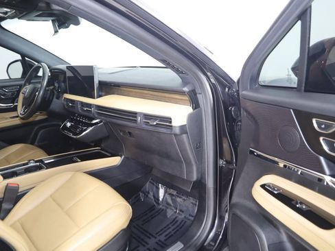 Used 2023 Lincoln Corsair Reserve w/ Equipment Group 201A AWD/4WD image 40