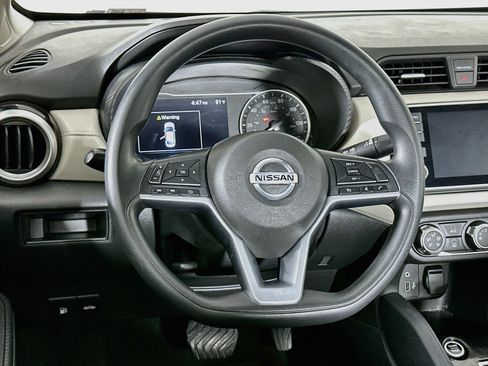 Used 2021 Nissan Versa SV FWD image 17