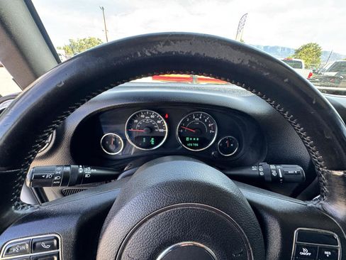 Used 2011 Jeep Wrangler Unlimited Rubicon w/ Connectivity Group AWD/4WD image 26