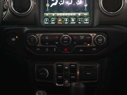 Used 2023 Jeep Wrangler Unlimited Sahara AWD/4WD image 17