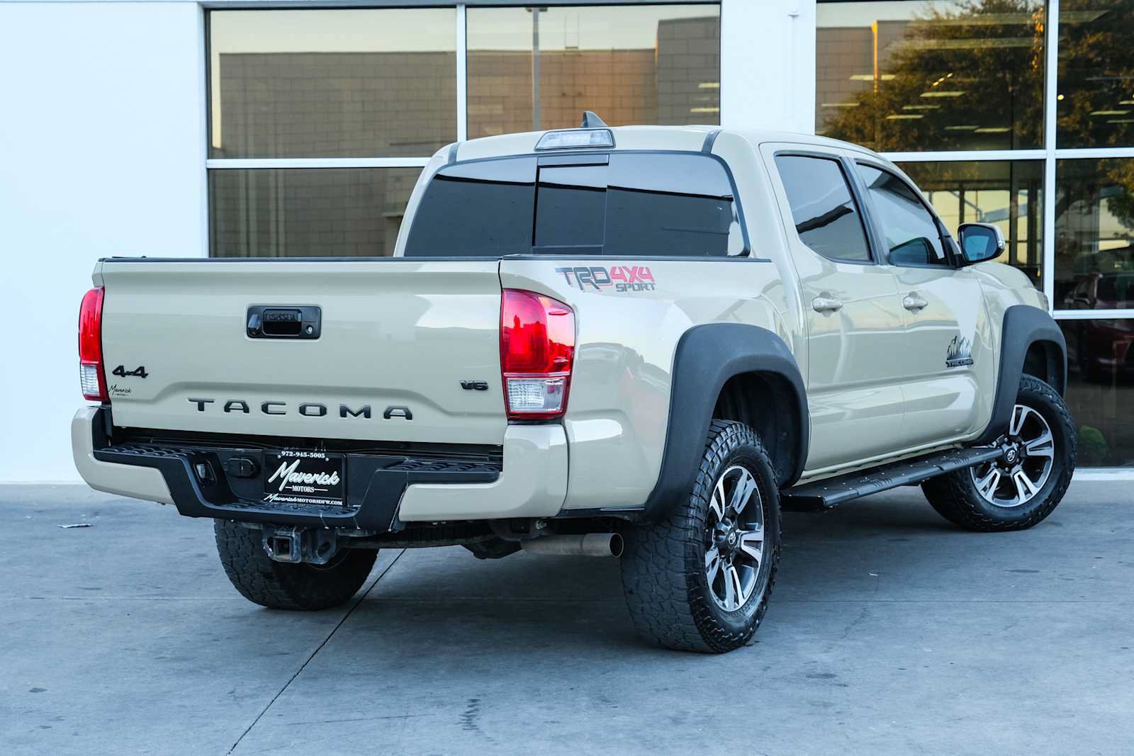 Used 2017 Toyota Tacoma TRD Sport w/ Tow Package (A/T) AWD/4WD image 10