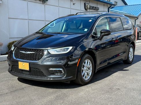 Used 2021 Chrysler Pacifica Touring-L image 3