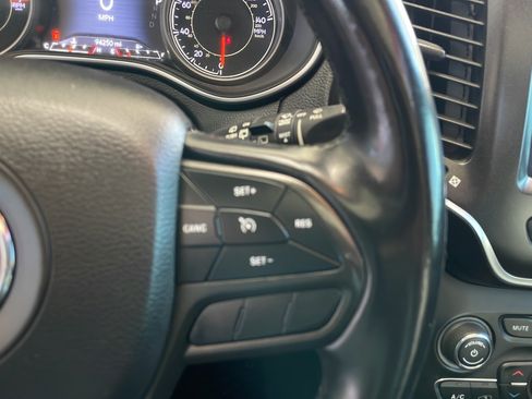 Used 2019 Jeep Cherokee Trailhawk w/ Comfort/Convenience Group AWD/4WD image 16