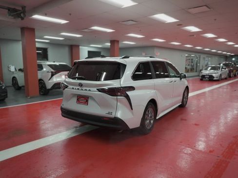 Used 2023 Toyota Sienna XLE w/ XLE Plus Package image 4