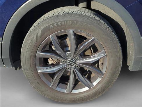 Used 2023 Volkswagen Tiguan SE w/ Panoramic Sunroof Package image 6