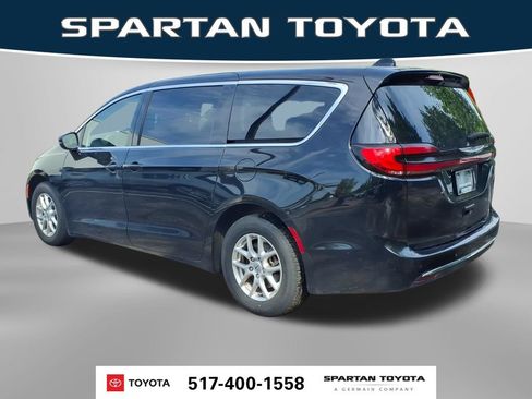 Used 2024 Chrysler Pacifica Touring-L FWD image 10
