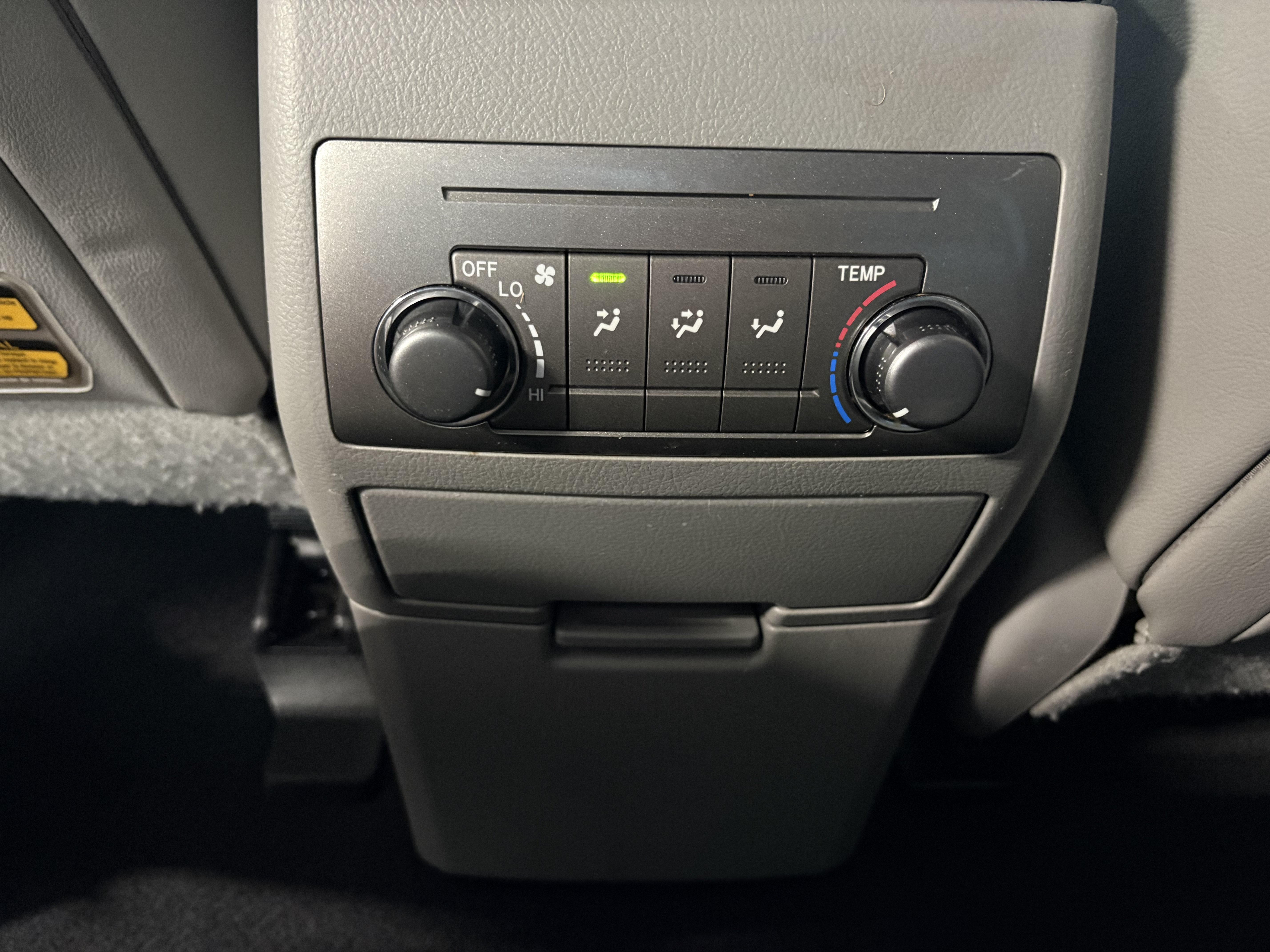 Used 2013 Toyota Highlander SE FWD image 12