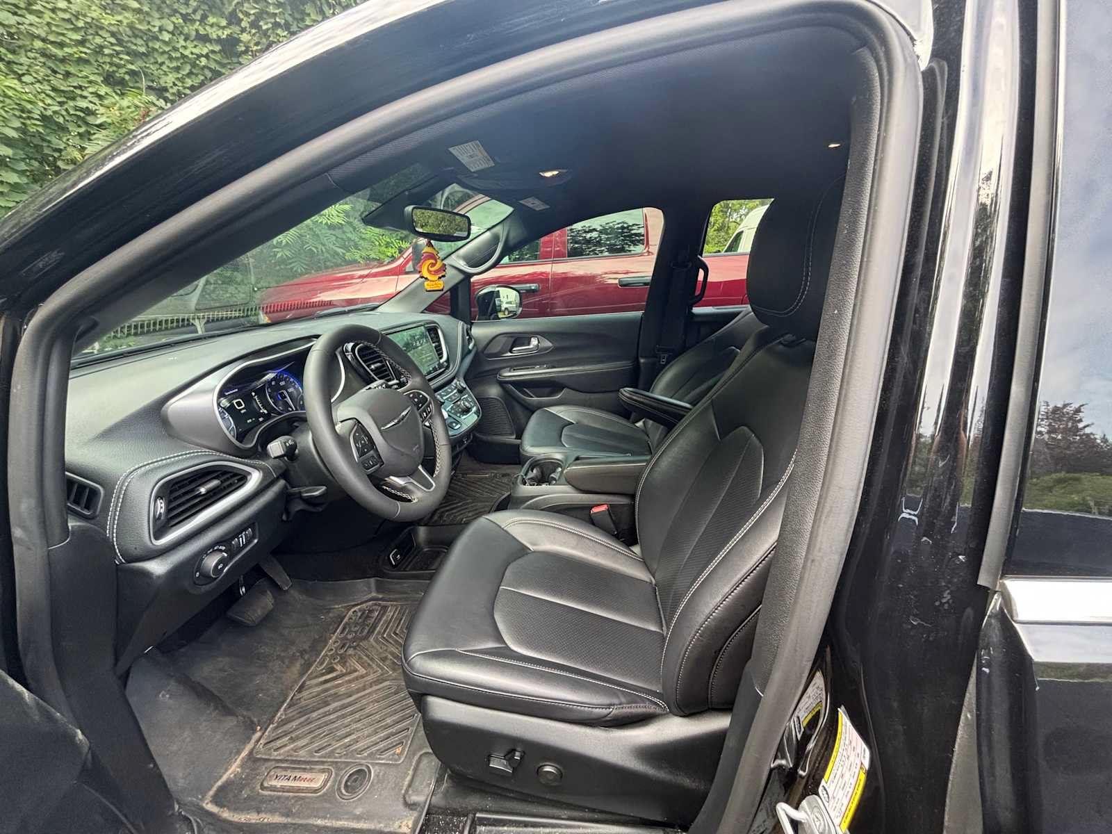 Used 2026 Chrysler Pacifica Select FWD image 2