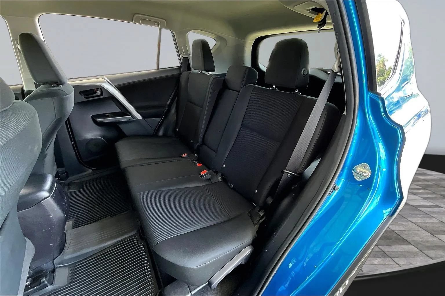 Used 2018 Toyota RAV4 LE w/ All Weather Liner Package FWD image 19