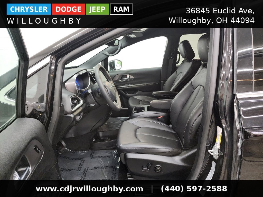 Used 2026 Chrysler Pacifica Select FWD image 14