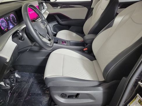 Used 2025 Volkswagen Tiguan SE FWD image 19