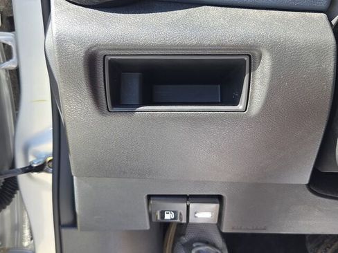 Used 2025 Nissan Versa SV FWD image 27