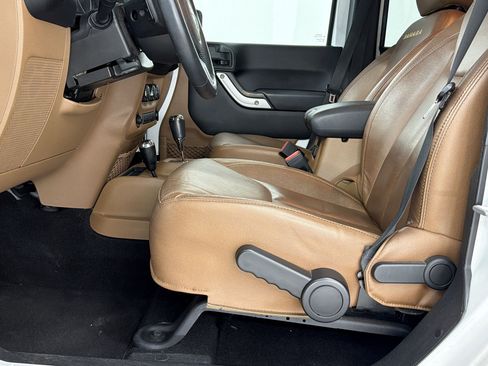 Used 2014 Jeep Wrangler Unlimited Sahara w/ Connectivity Group AWD/4WD image 5