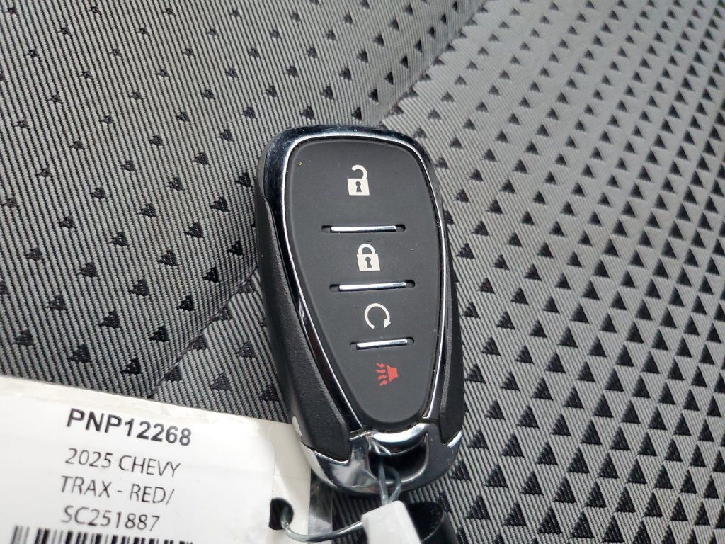 Used 2025 Chevrolet Trax LT FWD image 30