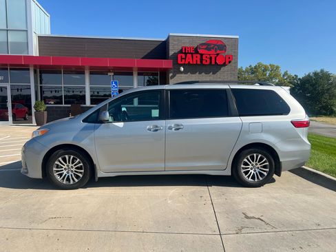 Used 2019 Toyota Sienna XLE image 16