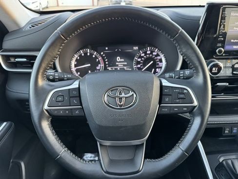 Certified 2022 Toyota Highlander XLE image 28