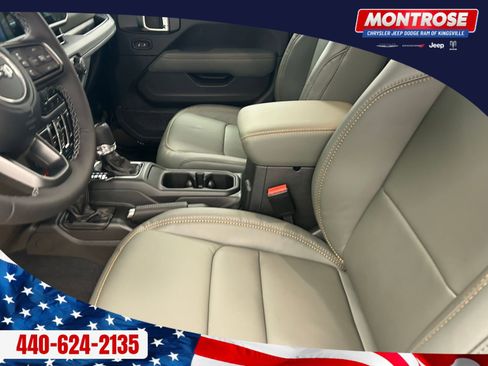 New 2025 Jeep Gladiator Mojave image 11