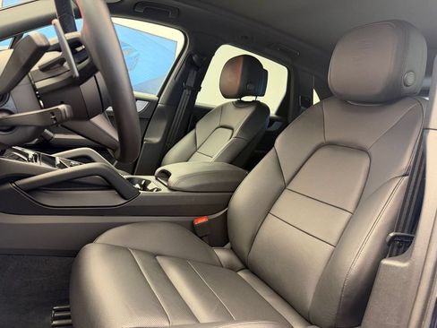 Used 2024 Porsche Cayenne AWD/4WD image 5