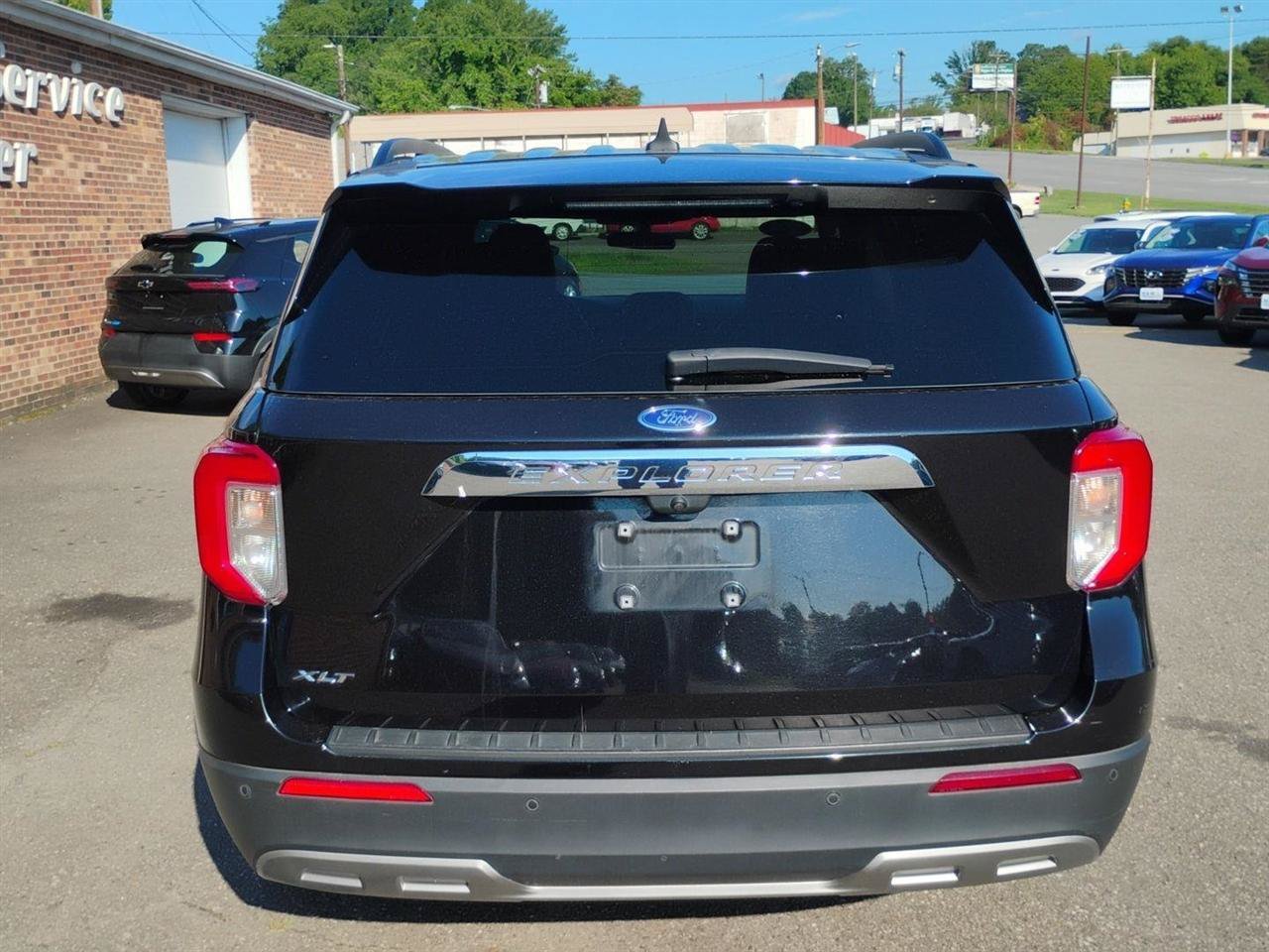 Used 2024 Ford Explorer XLT w/ Equipment Group 202A RWD image 6