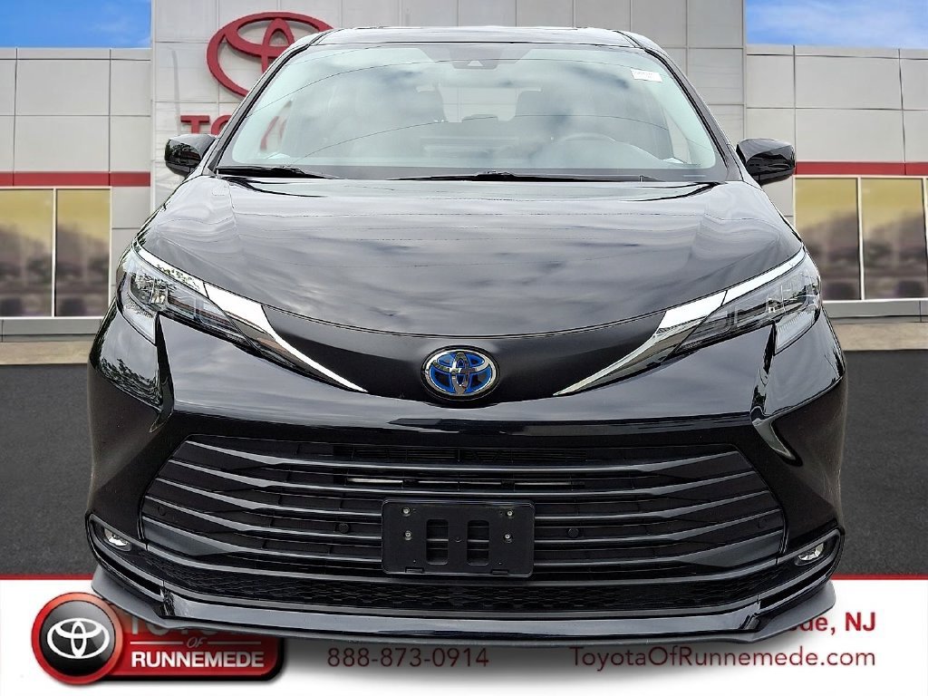 Certified 2025 Toyota Sienna XLE FWD image 2