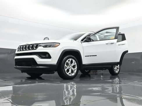 Used 2024 Jeep Compass Latitude AWD/4WD image 31