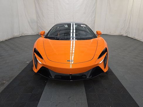 Used 2023 McLaren Artura RWD image 3