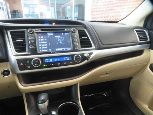 Used 2016 Toyota Highlander XLE FWD image 41