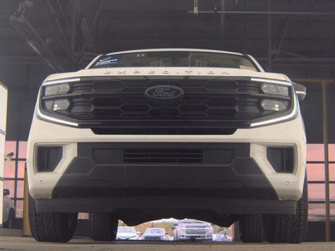 Used 2025 Ford Expedition Active AWD/4WD image 2