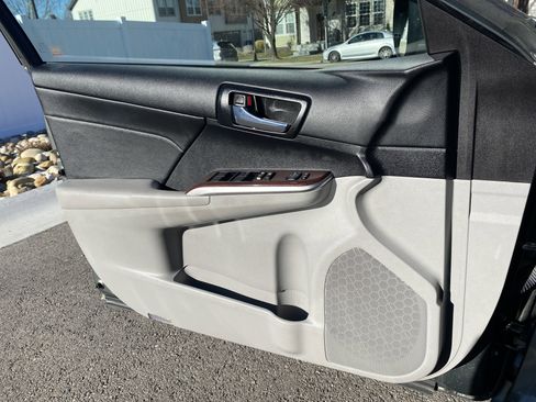 Used 2014 Toyota Camry L image 17