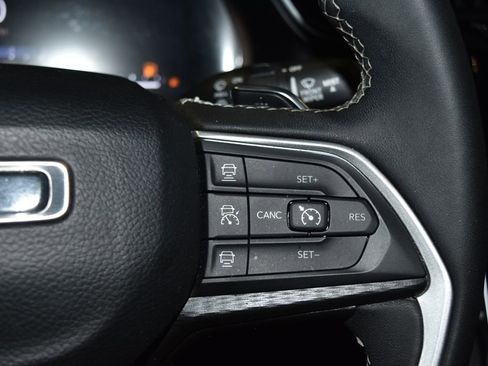 Used 2023 Jeep Grand Cherokee L Laredo image 9