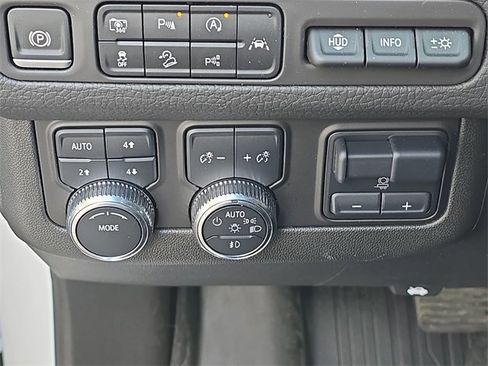 Used 2024 GMC Yukon Denali w/ Advanced Technology Package image 30