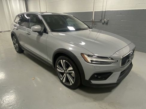 Used 2025 Volvo V60 B5 Cross Country Plus image 4