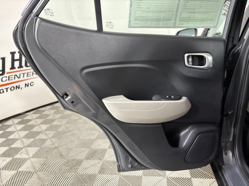 Used 2025 Hyundai Venue SEL FWD image 24
