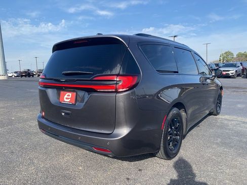 Used 2021 Chrysler Pacifica Touring-L w/ Uconnect Theater Family Group image 7
