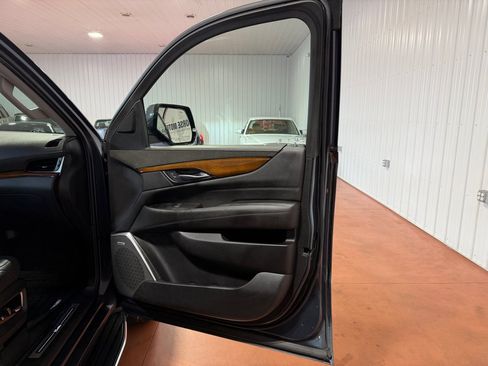 Used 2020 Cadillac Escalade Luxury AWD/4WD image 24