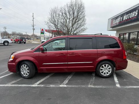 Used 2016 Chrysler Town & Country Touring image 2